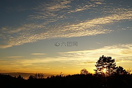 日落,傍晚的天空,云
