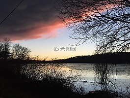 水视图,戏剧性的天空,湖
