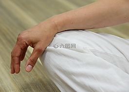 手,打坐,放寬