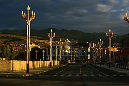 清晨,甘孜縣城,日出時