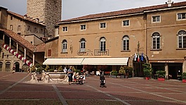 廣場,大學(xué),源