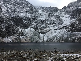 埋,黑色的池塘,山