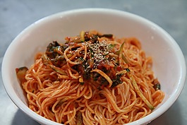 韩国食品,石锅拌饭 guksu,面条