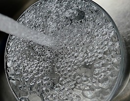 水,一滴水,滴
