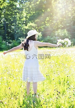 漂亮的女孩在野花,草甸,夏天