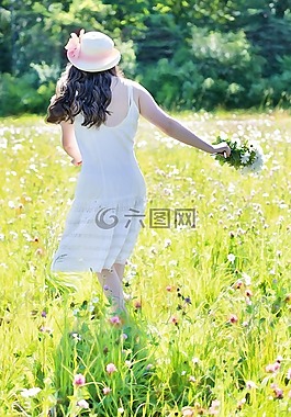 漂亮的女孩在野花,草甸,夏天