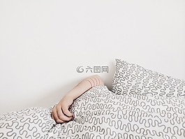 手,床,枕頭