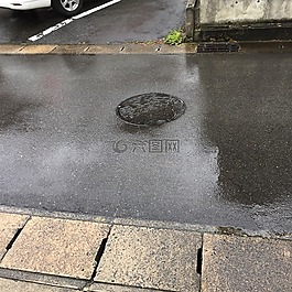 雨,下著雨,人孔