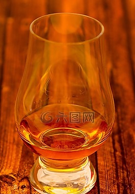 威士忌酒杯,格倫凱恩玻璃,喝一口