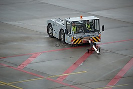 飛機拔河,機場,之前