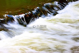 水,過獨(dú)身生活,河