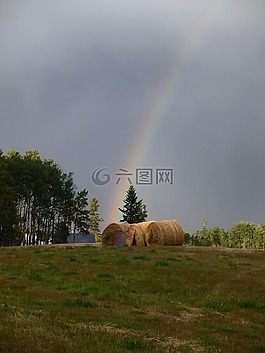 雷暴,黑暗的天空,彩虹