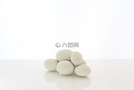白色鵝卵石,白色背景,白