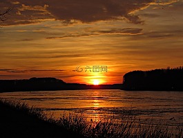 西,太陽(yáng),水