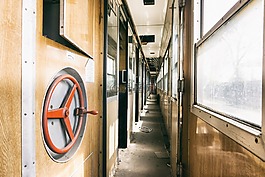 火車,內(nèi)部,崩潰