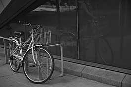 停車,反思在一個窗口,自行車的反射