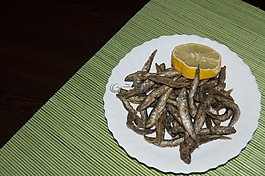 油炸鱼,菜,柠檬