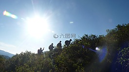 徒步旅行,藍色的天空,太陽