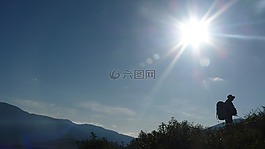 徒步旅行,藍色的天空,太陽