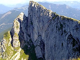 羊山,陡峭的岩壁,到了湖边的全景视图