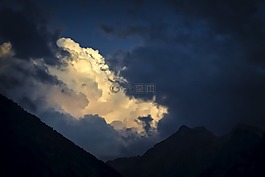 云stommung,黄昏,山