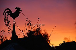 天氣風(fēng)向標(biāo),紅色的天空,背光