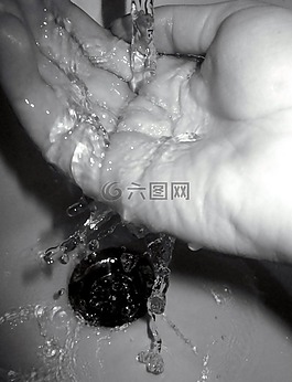 手,黑與白,水