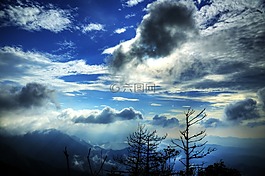 白云,蓝天,山
