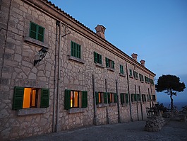 修道院,建設(shè),正面