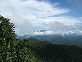 凱撒的頭,低云,山