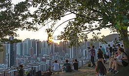小山,城市,月亮