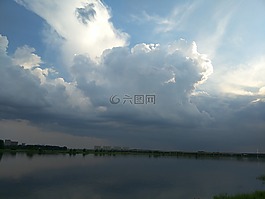 藍(lán)天,白云,江