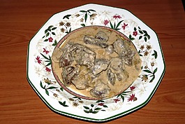 肉奶油,燉肉,小牛肉奶油醬