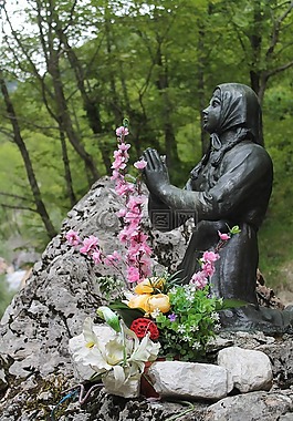 麦当娜dell'ambro,祷告,雕像