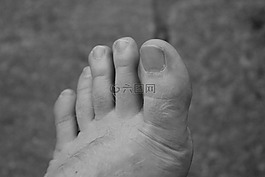 腳,十,黑與白
