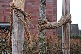 破碎,飽受摧殘,電源線