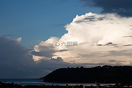 云,晨光,海岸
