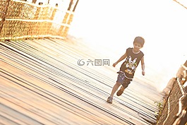 奔跑的小孩,橋,兒童
