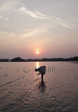 日落,大海,背影