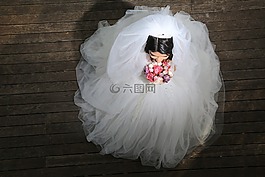 新娘,新娘穿婚紗的樣子,新娘的花朵