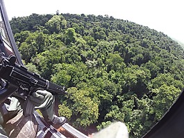 空中治安巡邏,步槍,直升機(jī)