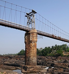 懸索橋,繩橋,中央支柱