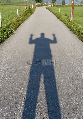 單數(shù)的時候它,影子,自畫像