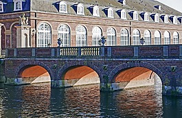 城堡護(hù)城河,石橋,庭院的城堡