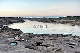 三千揮手,泰國,東北