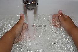 水,自來水,孩子的手