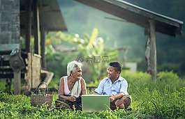 祖母,孩子們,筆記本電腦