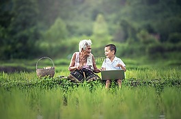 祖母,孩子們,筆記本電腦