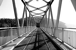 橋,黑與白,走