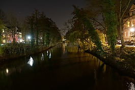 夜間照片,在法蘭西體育場,在城堡護城河上